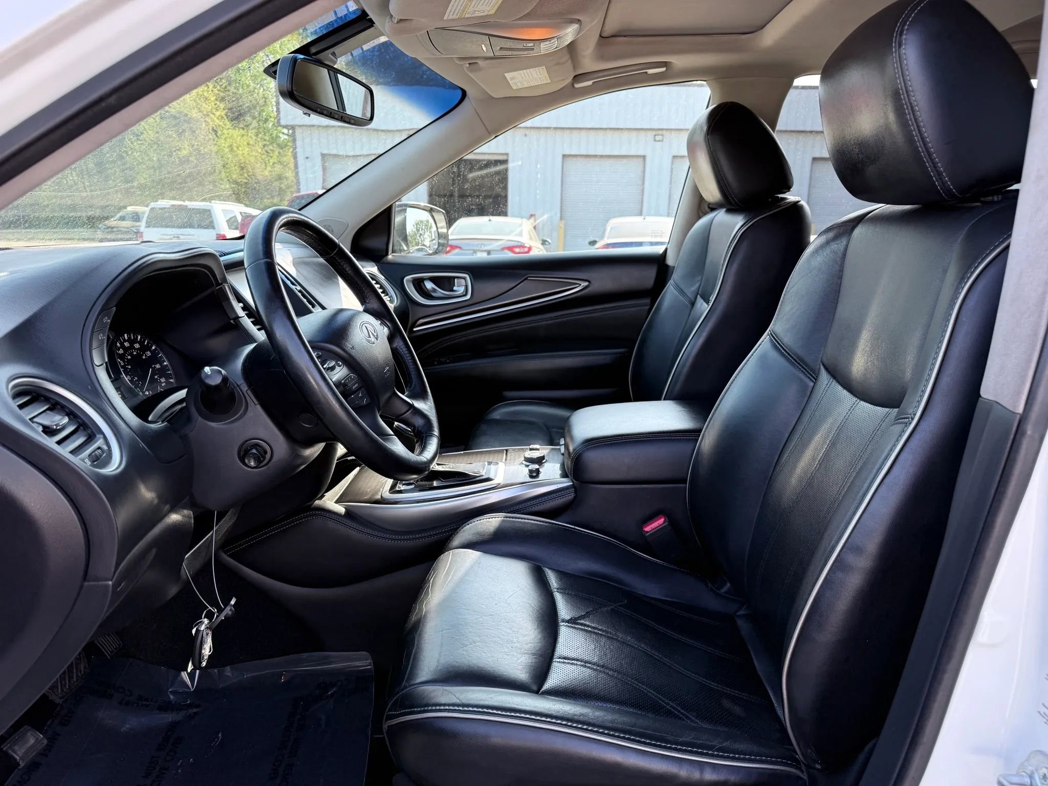 Used 2016 INFINITI QX60 AWD w/ Premium Plus Package image 2