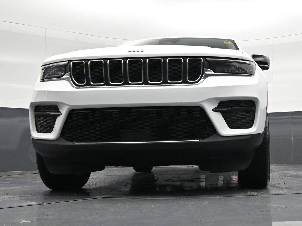 Used 2023 Jeep Grand Cherokee Laredo AWD/4WD image 38