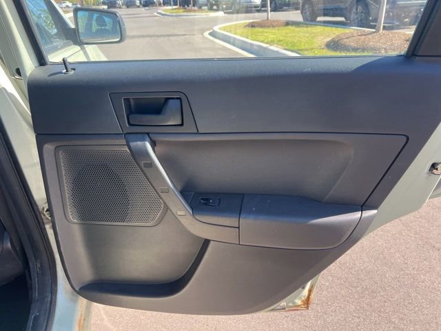 Used 2010 Ford Focus SE FWD image 11