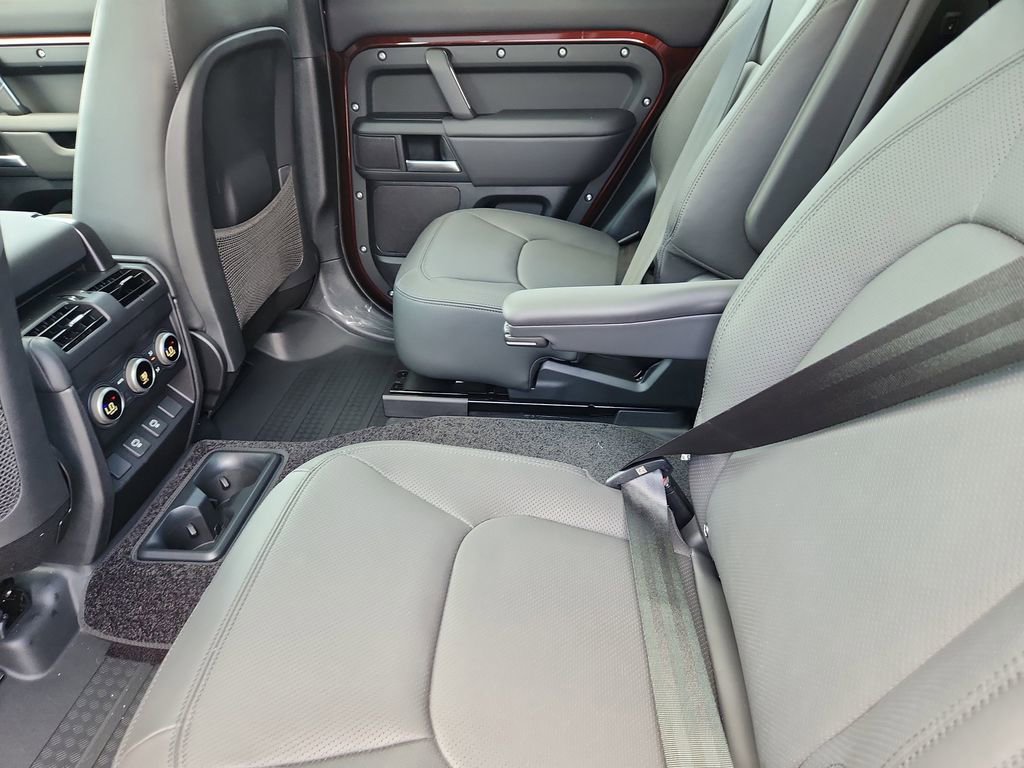 Used 2025 Land Rover Defender 130 X-Dynamic SE image 5