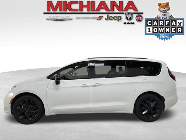 Certified 2025 Chrysler Pacifica Limited image 1