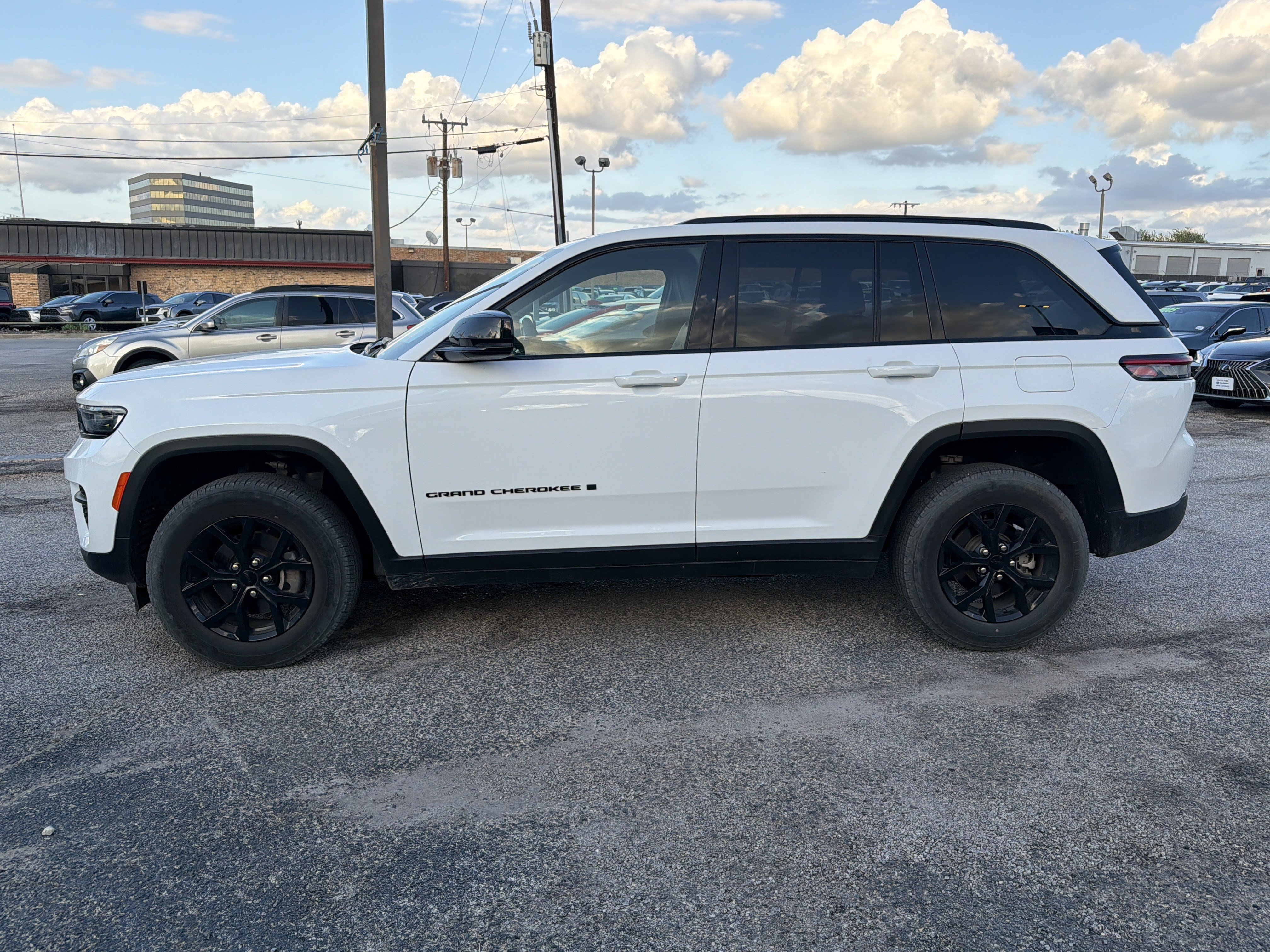 Used 2024 Jeep Grand Cherokee Altitude AWD/4WD image 6
