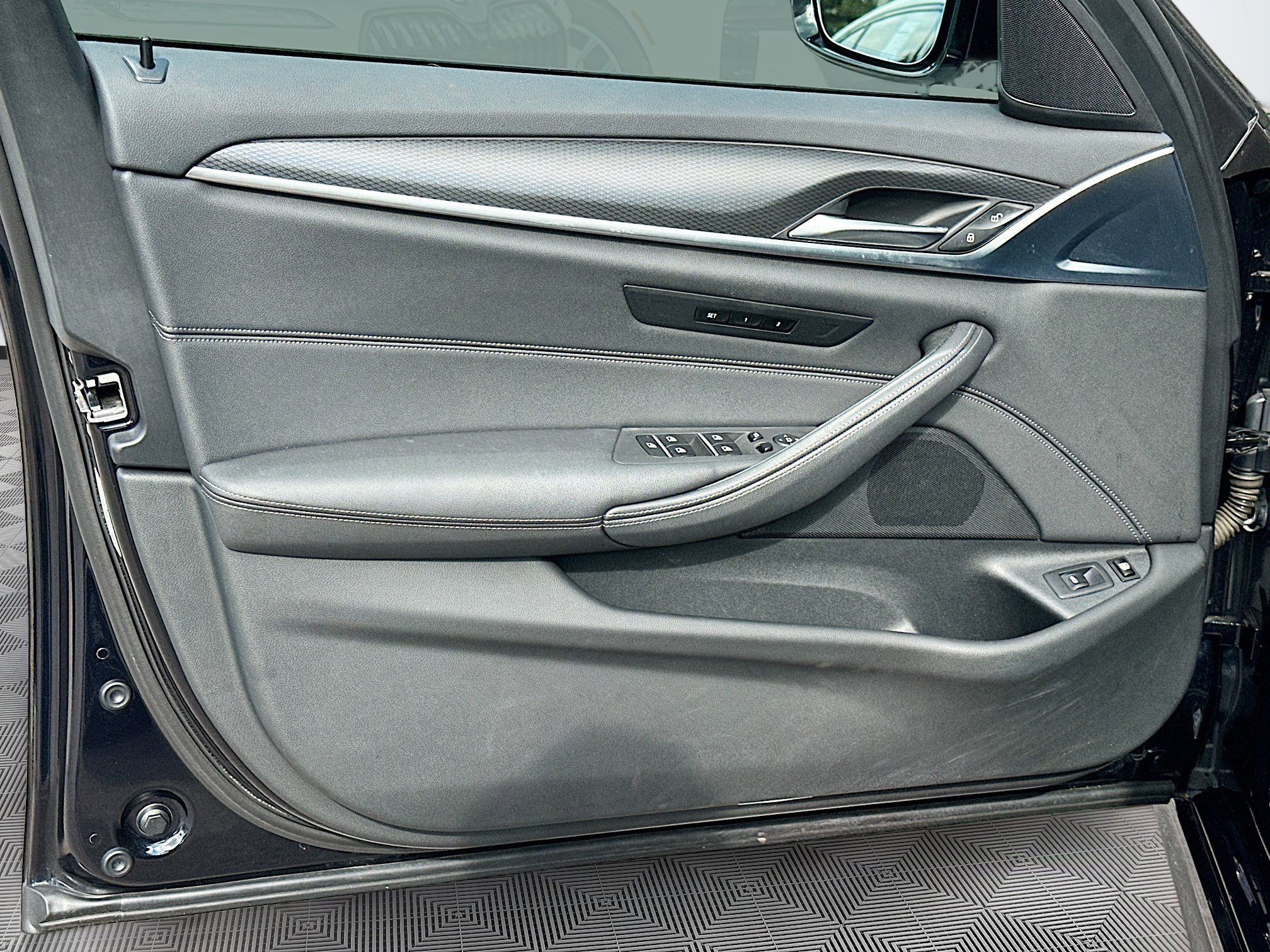 Used 2023 BMW 530e w/ M Sport Package image 22