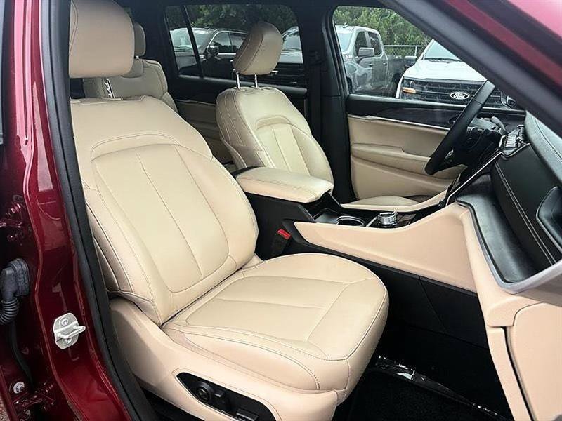 Used 2024 Jeep Grand Cherokee L Limited w/ Black Appearance Package AWD/4WD image 34
