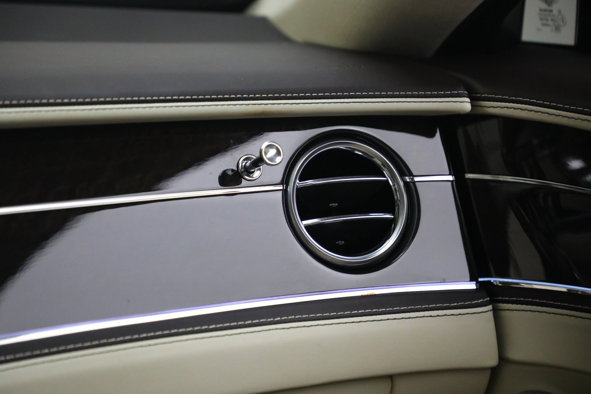 Used 2023 Bentley Flying Spur Plug-In Hybrid image 28