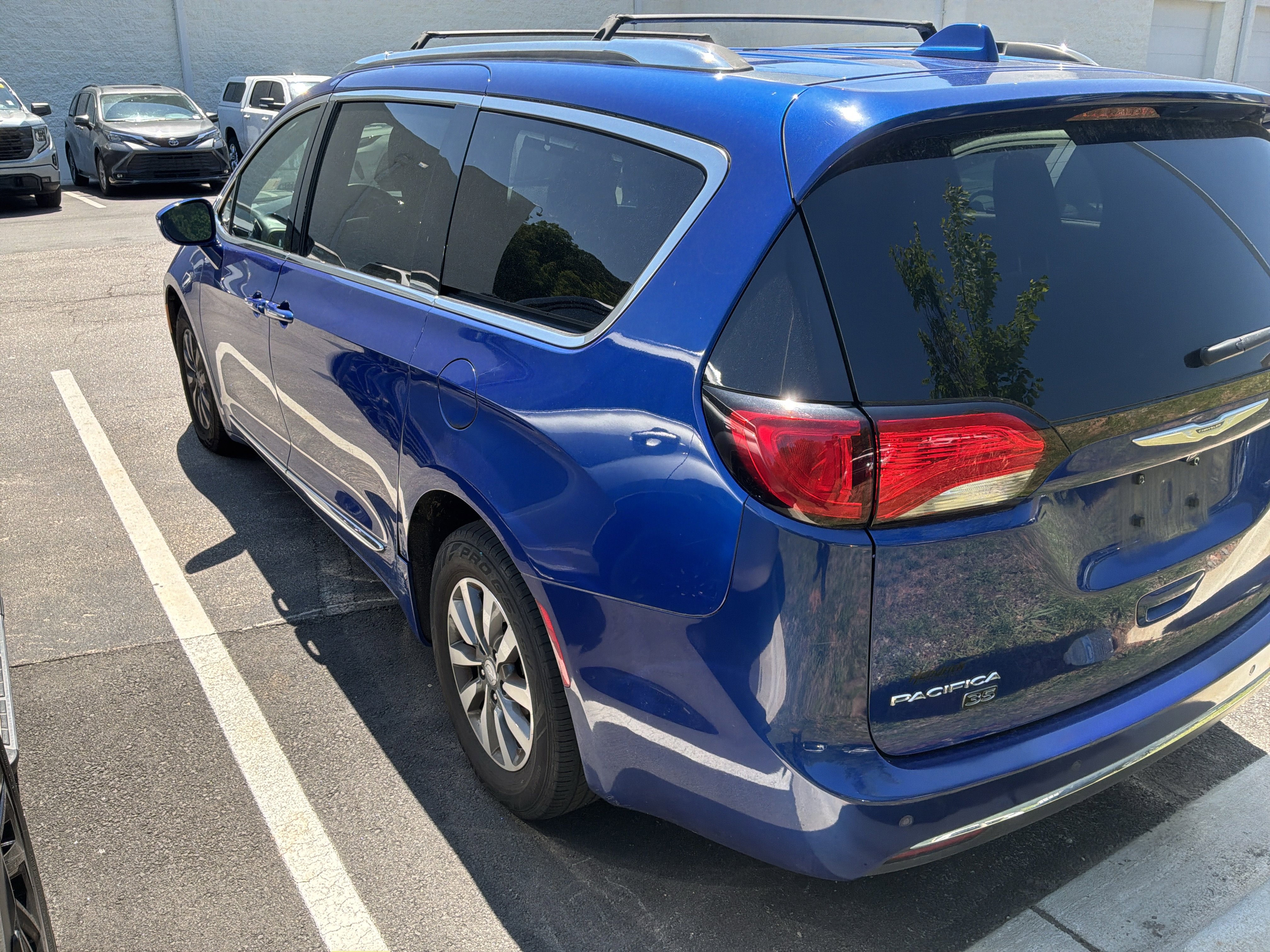 Used 2020 Chrysler Pacifica Touring-L FWD image 5