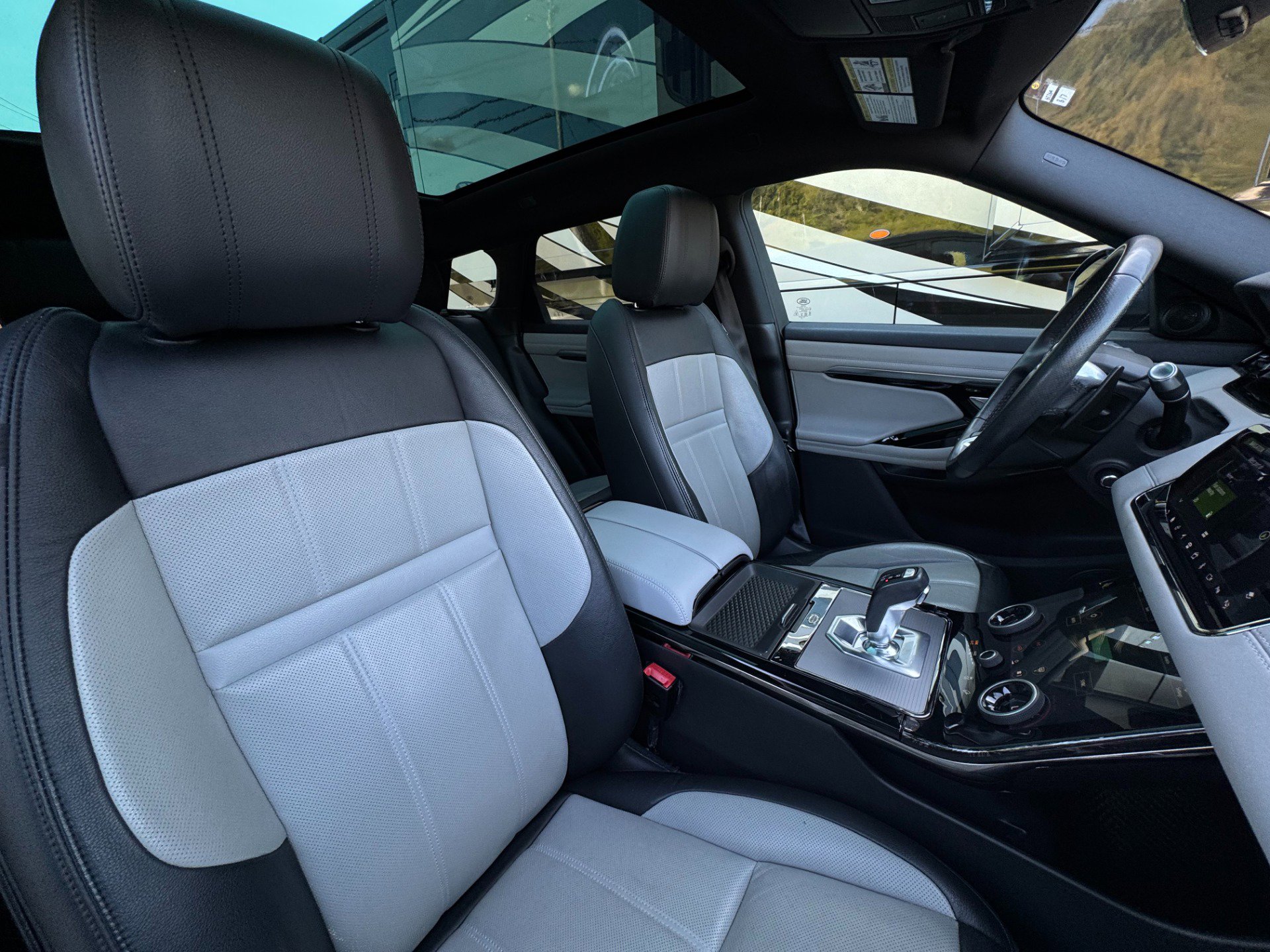 Used 2020 Land Rover Range Rover Evoque R-Dynamic SE image 25