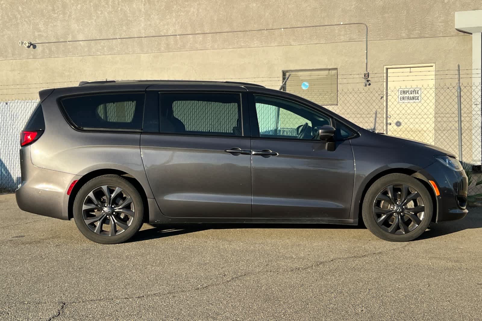 Used 2018 Chrysler Pacifica Limited w/ Advanced Safetytec Group FWD image 6