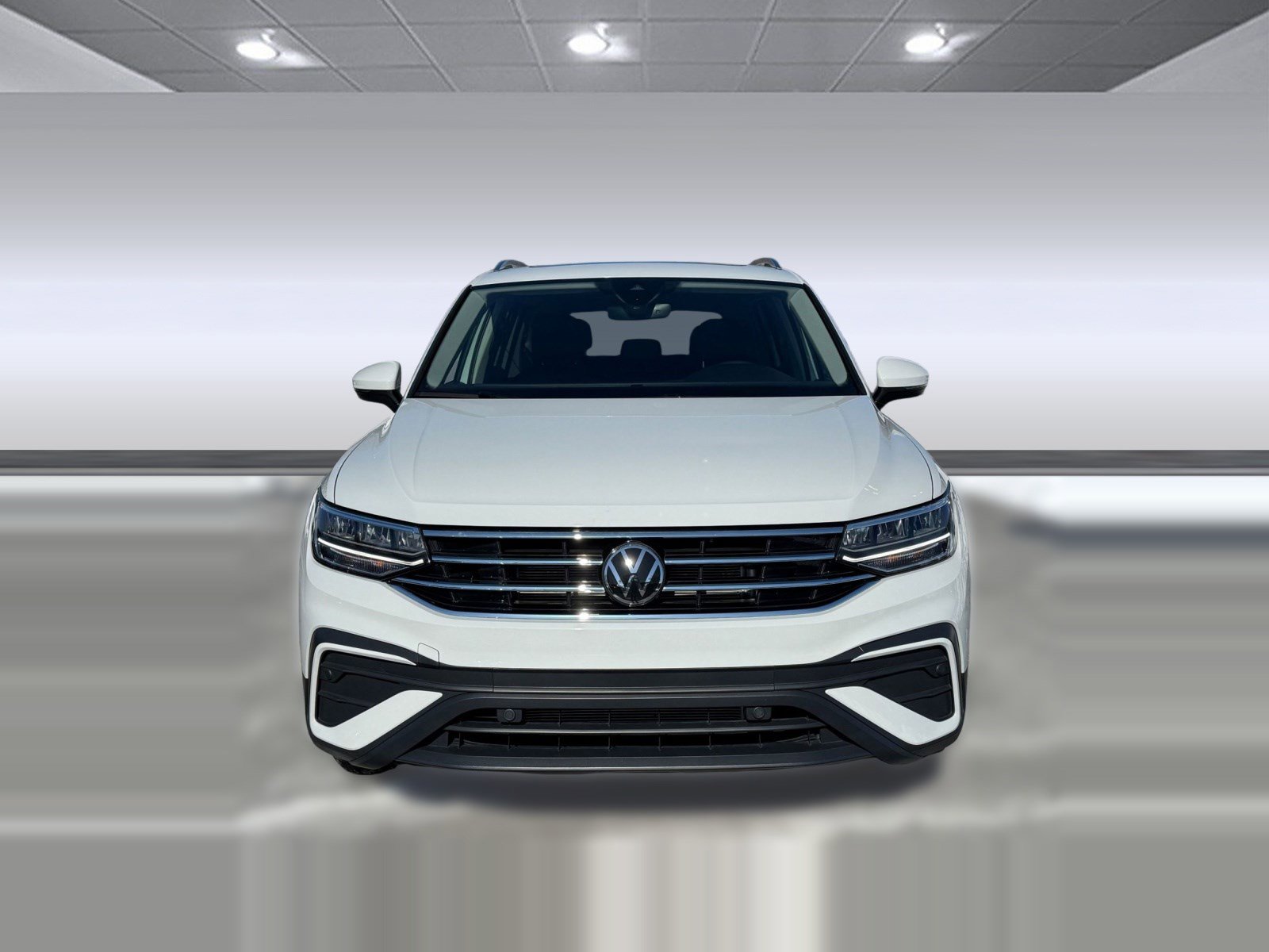 Used 2024 Volkswagen Tiguan SE w/ Panoramic Sunroof Package image 5