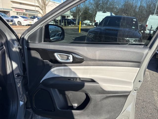 Certified 2023 Jeep Compass Limited image 32