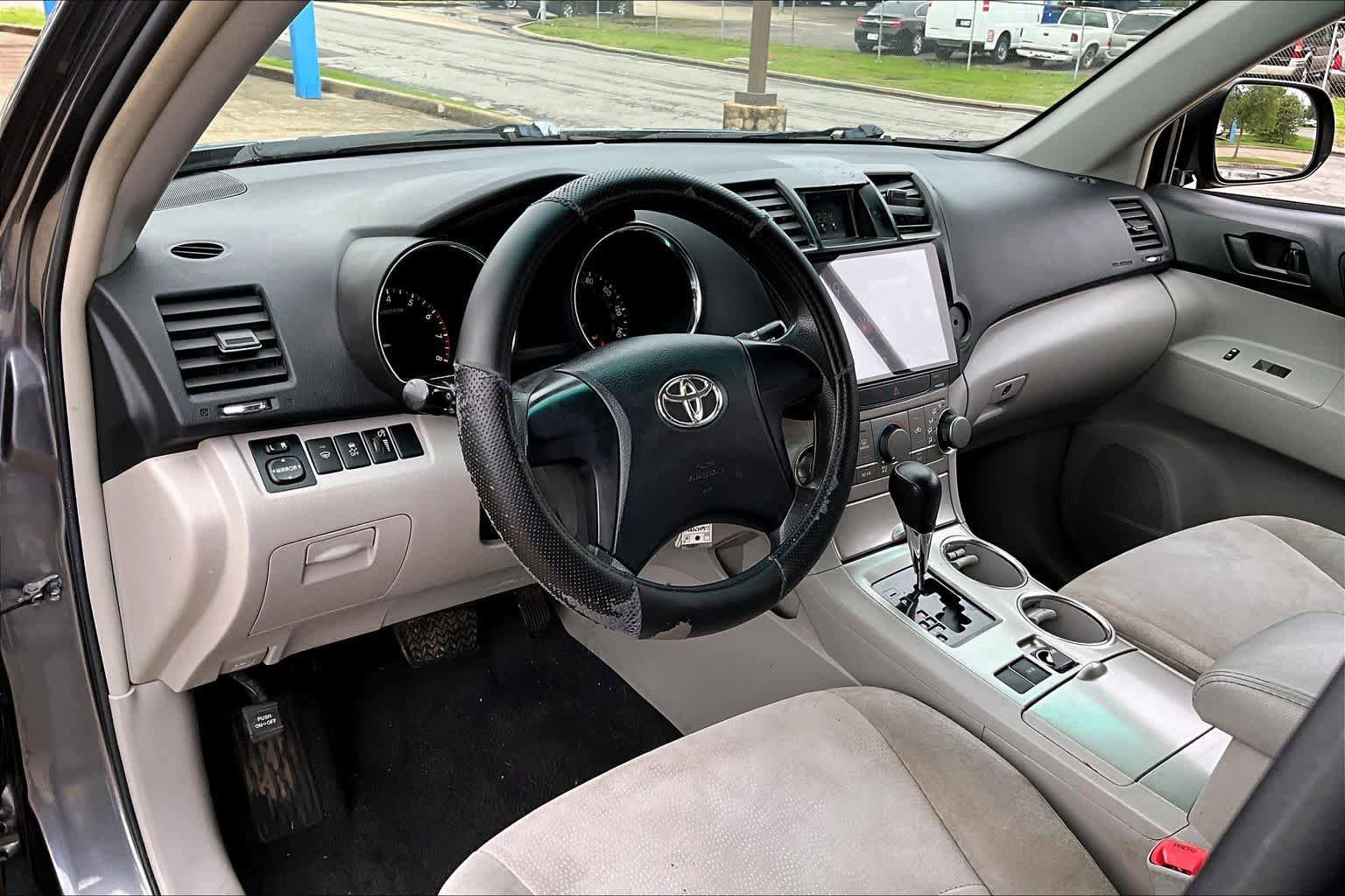 Used 2012 Toyota Highlander FWD w/ Cold Weather Pkg image 16