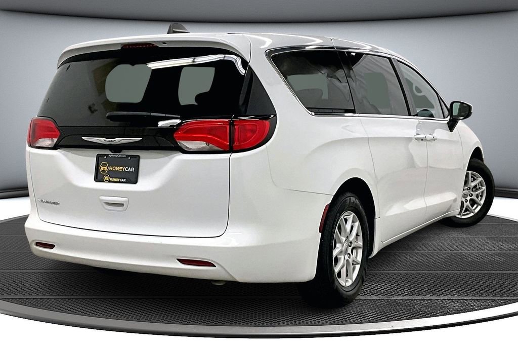 Used 2023 Chrysler Voyager LX image 6