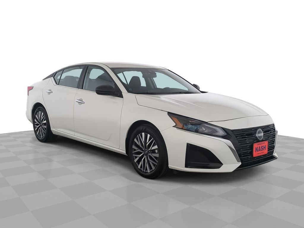 Used 2025 Nissan Altima 2.5 SV image 1