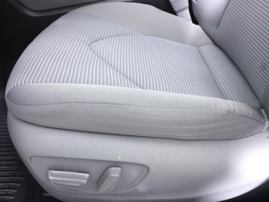 Used 2020 Toyota Highlander LE AWD/4WD image 29