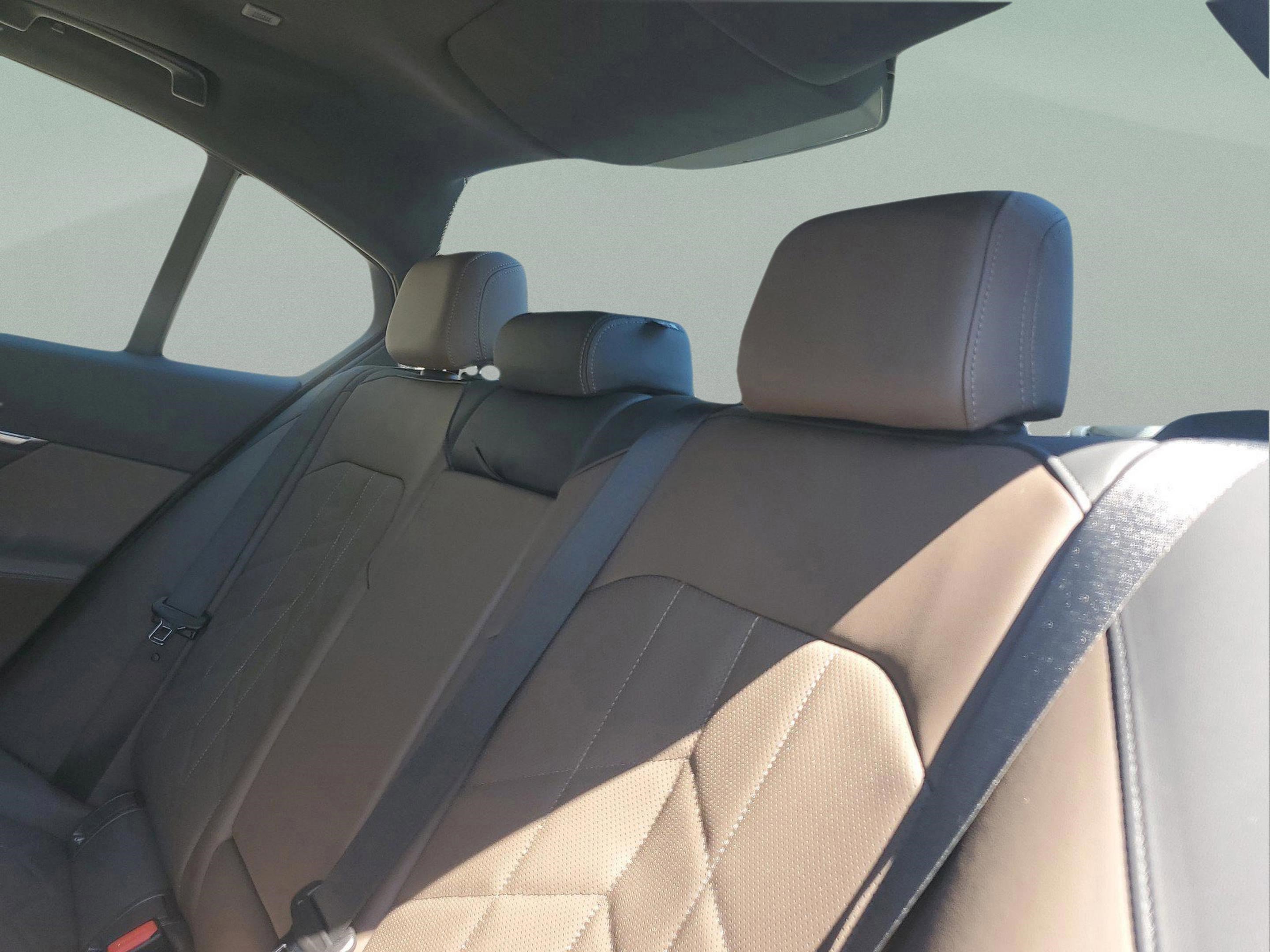 Used 2025 BMW i5 eDrive40i w/ Premium Package RWD image 9