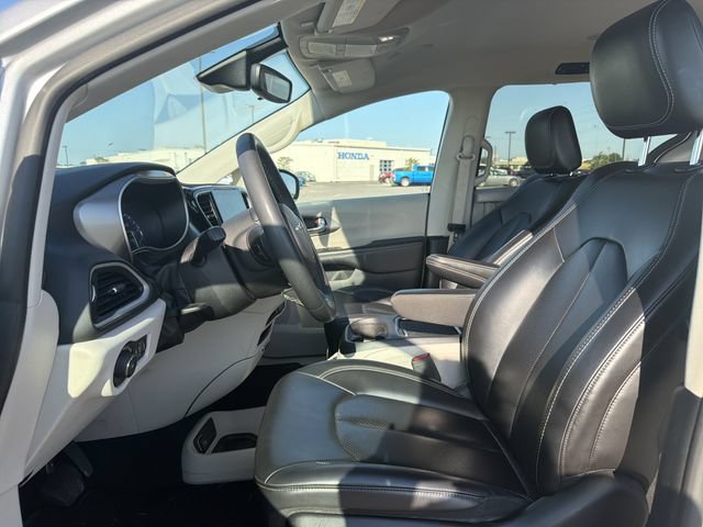 Used 2023 Chrysler Pacifica Touring-L FWD image 9