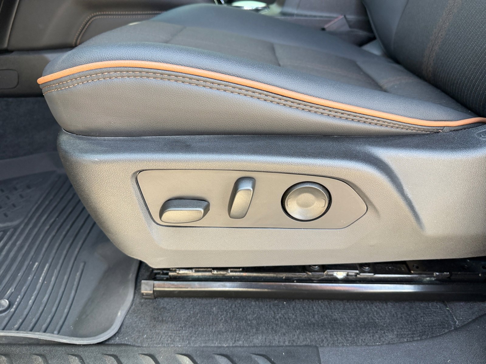 Used 2024 GMC Canyon AT4 w/ Technology Package AWD/4WD image 14
