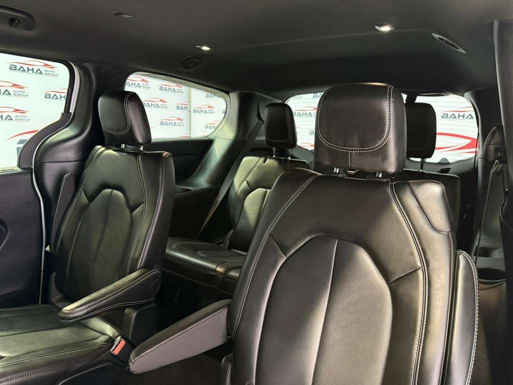 Used 2025 Chrysler Pacifica Select image 34