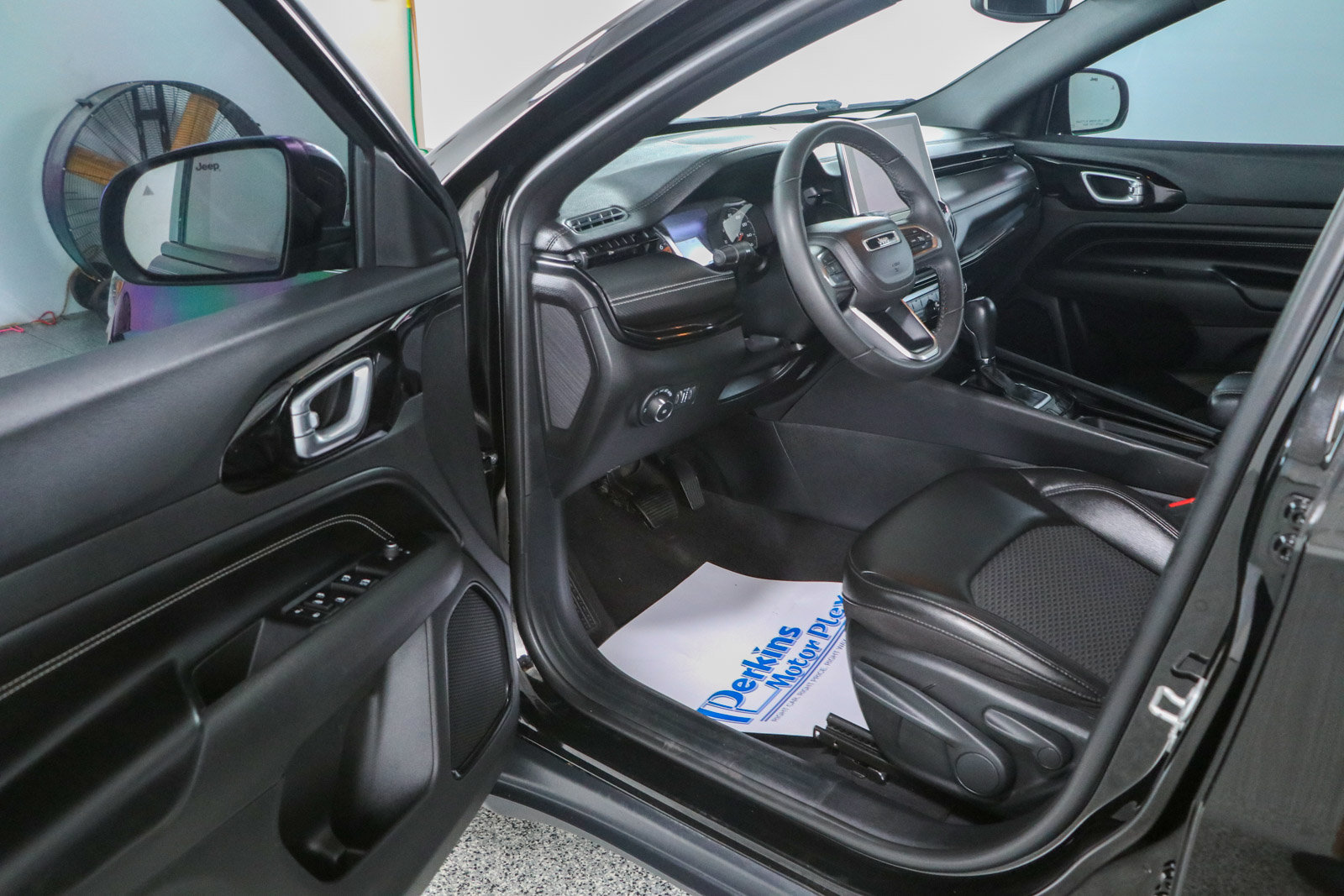 Used 2022 Jeep Compass Latitude FWD image 3