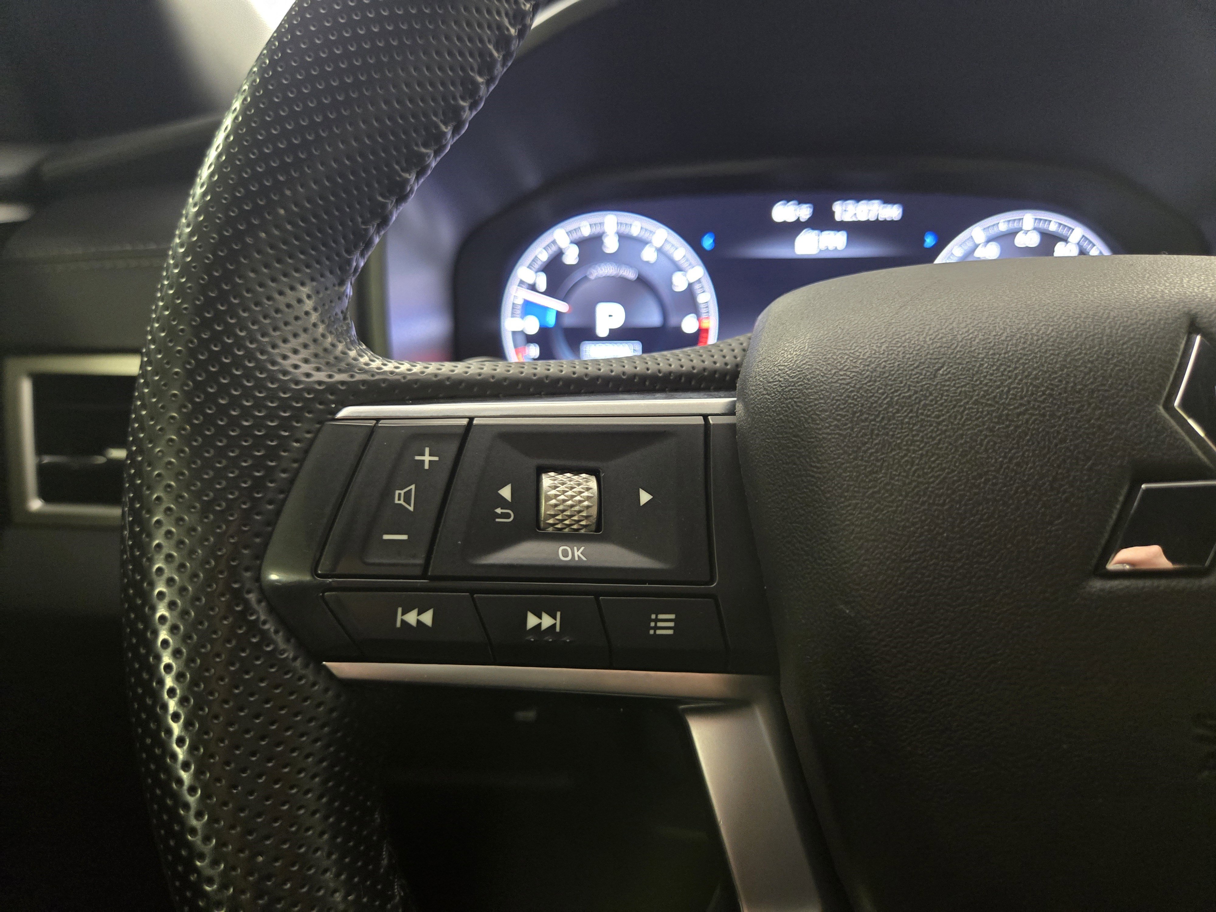 Used 2024 Mitsubishi Outlander SE Black Edition image 16