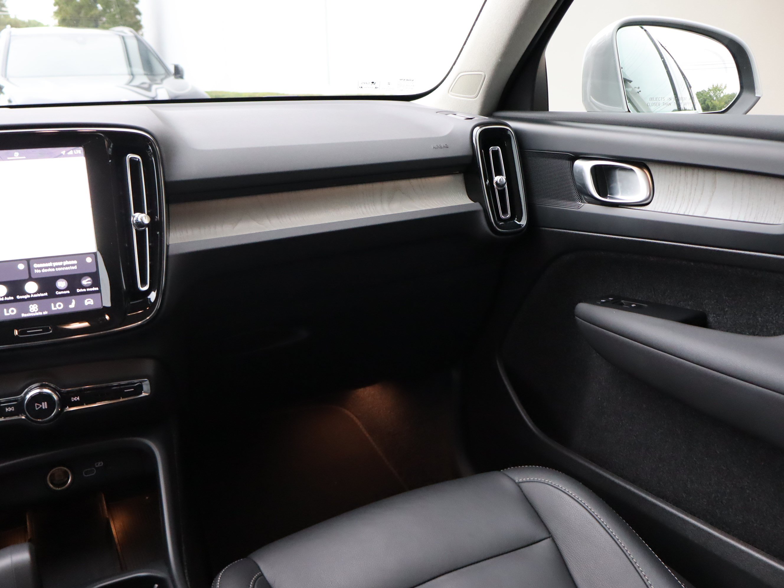 Used 2025 Volvo XC40 B5 Core AWD/4WD image 13