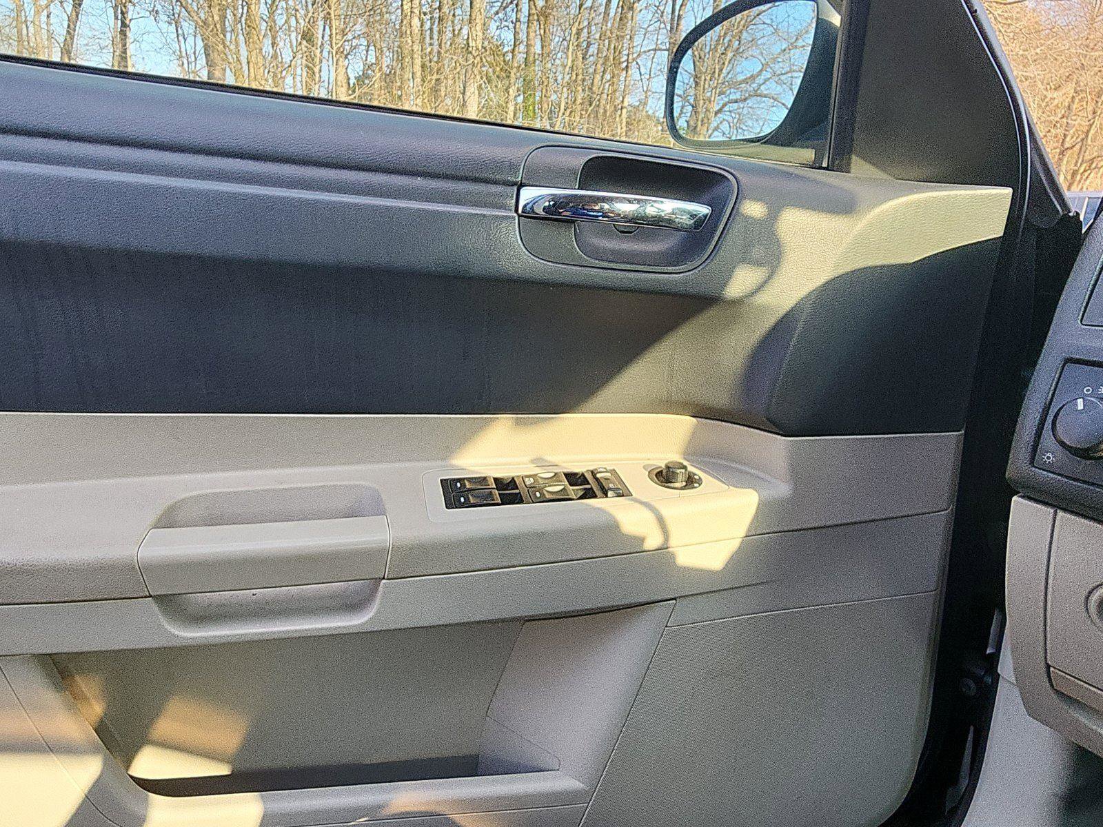 Used 2006 Chrysler 300 image 17