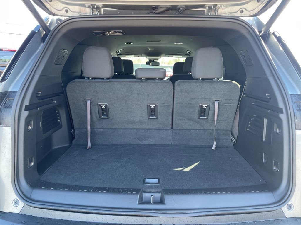 Used 2025 Chevrolet Traverse LT w/ LPO, Floor Liner Package FWD image 35