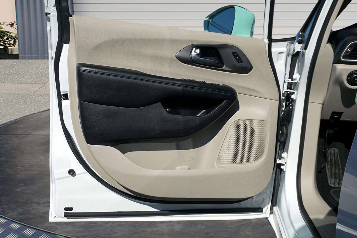 Used 2021 Chrysler Pacifica Touring-L image 15