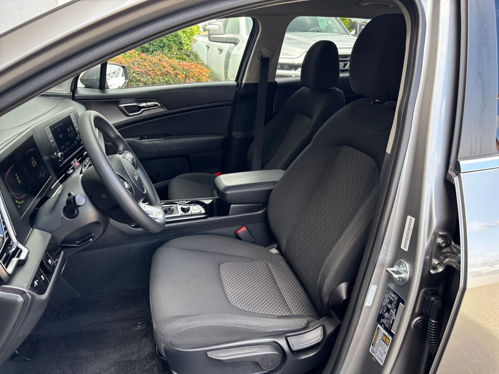 Used 2025 Kia Sportage LX FWD image 35