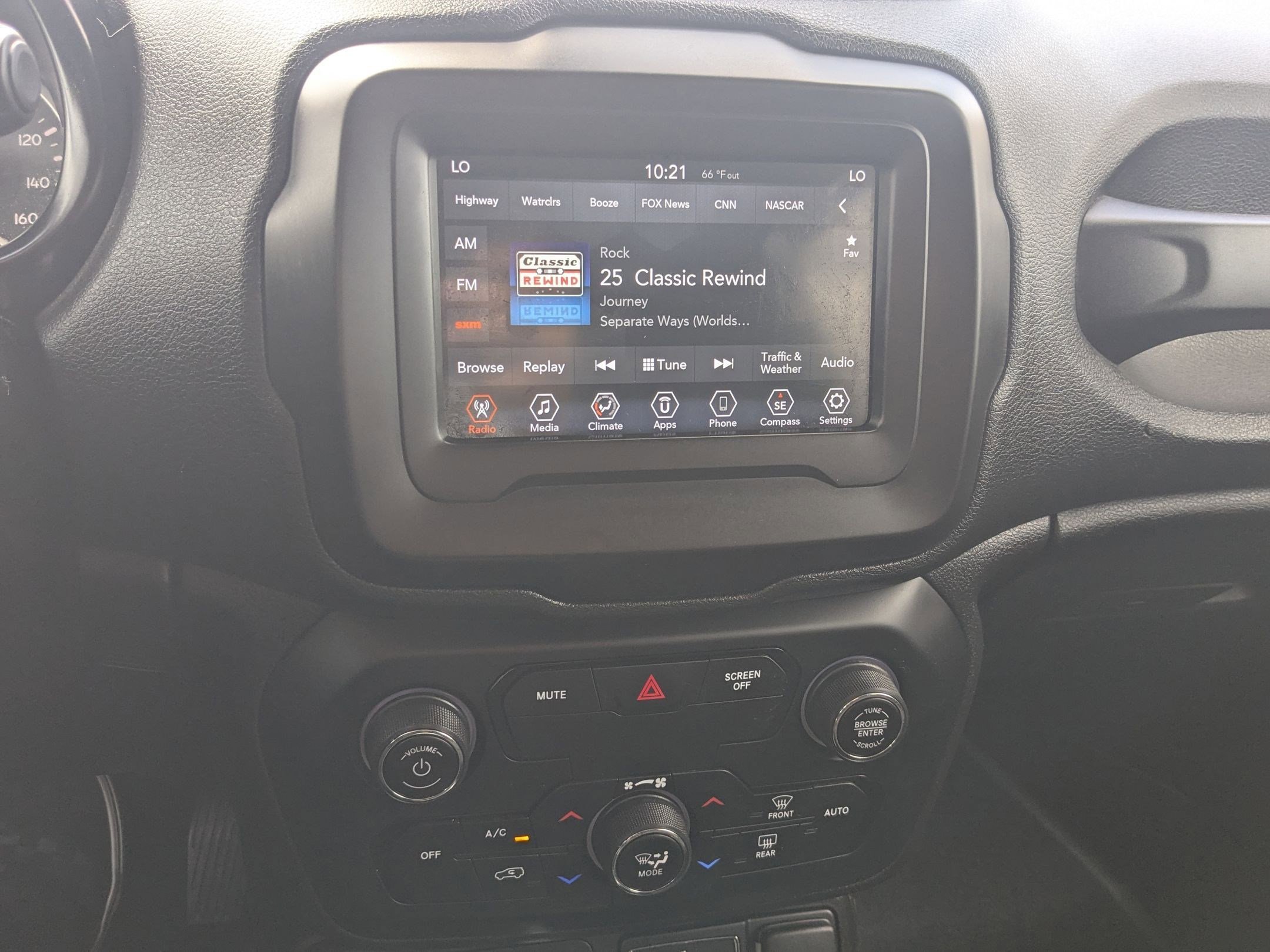 Used 2020 Jeep Renegade Latitude w/ Popular Equipment Group image 25