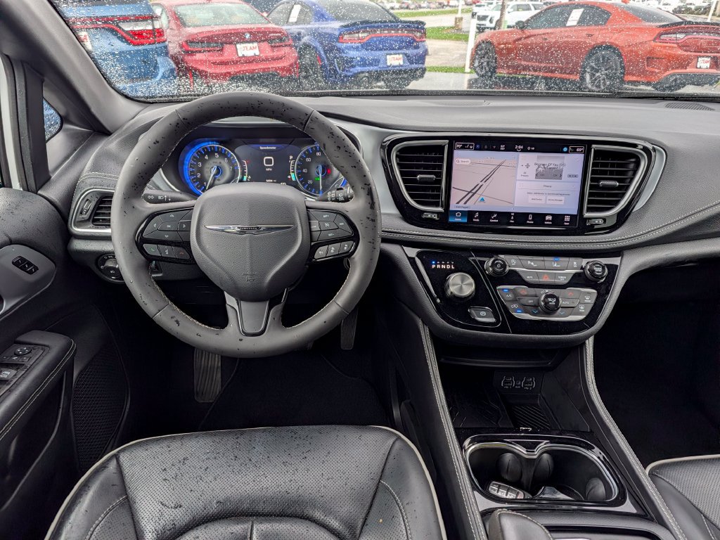 Used 2025 Chrysler Pacifica Limited FWD image 27