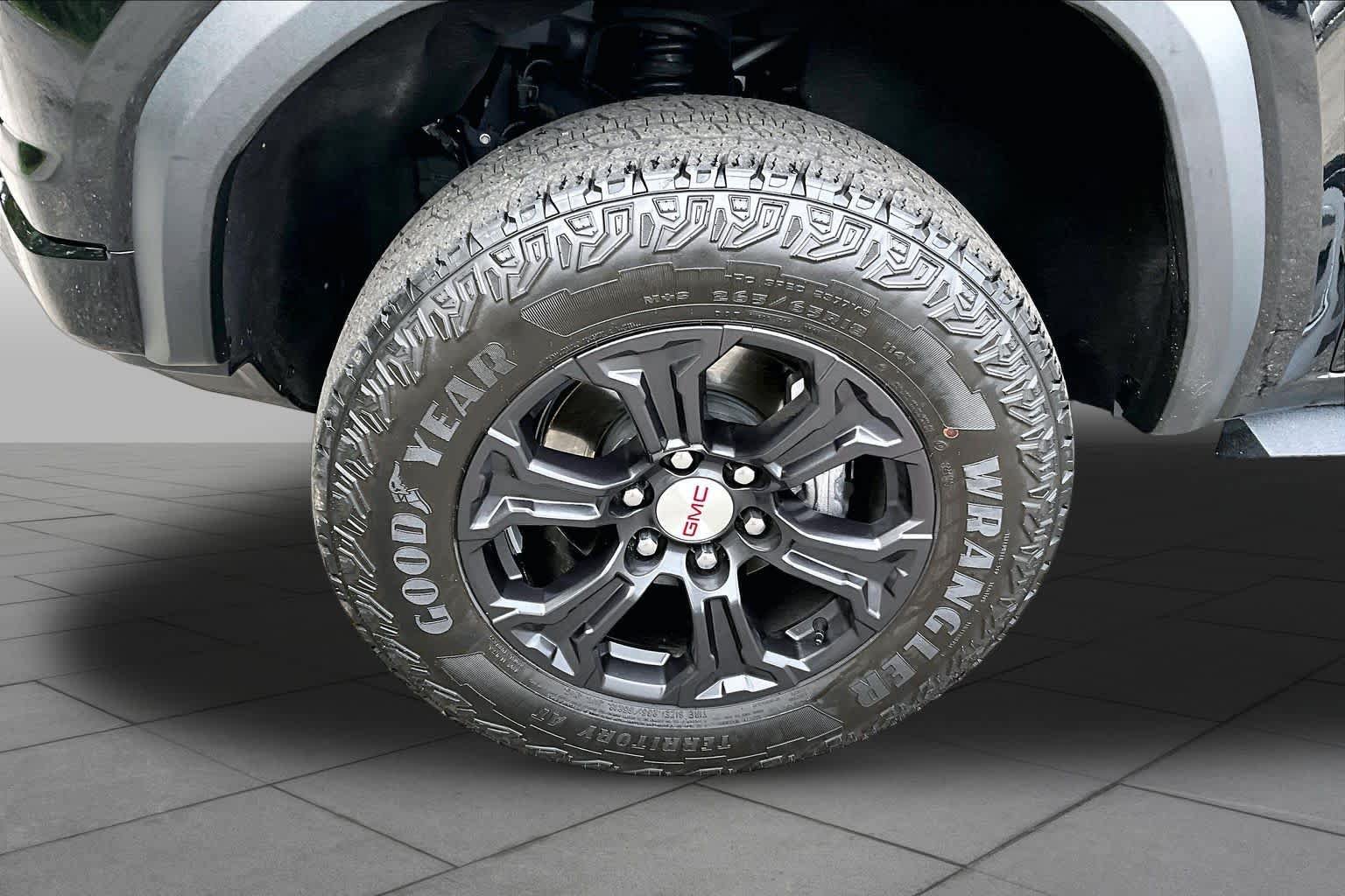 Used 2024 GMC Canyon Elevation w/ Elevation Premium Package AWD/4WD image 11