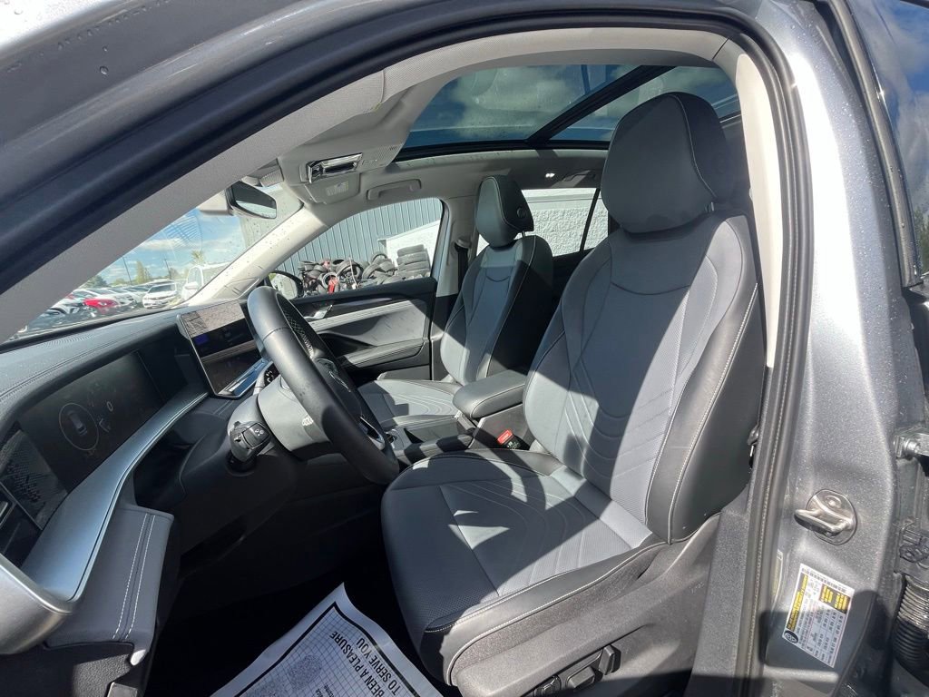 Certified 2025 Volkswagen Tiguan SE w/ Panoramic Sunroof Package AWD/4WD image 11