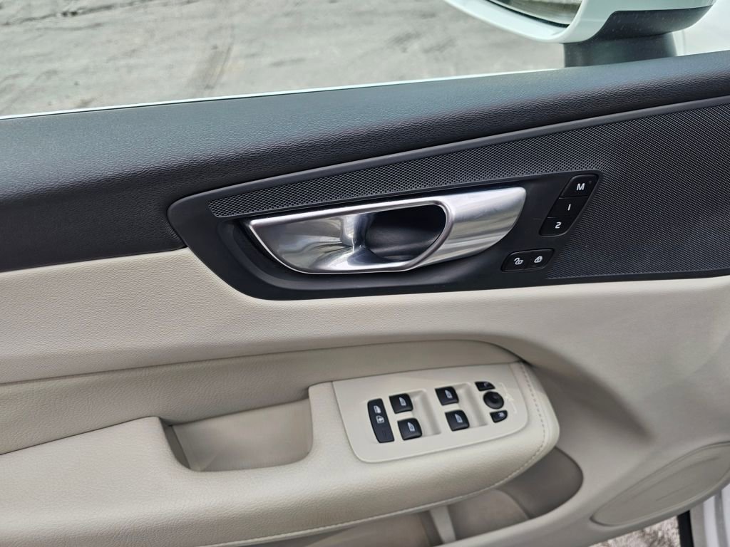 Used 2021 Volvo XC60 T5 Momentum image 18