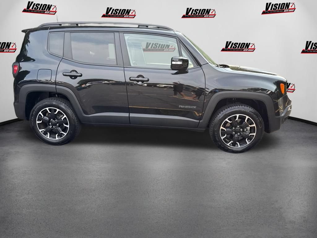 Used 2023 Jeep Renegade Latitude w/ Sun/Sound Group AWD/4WD image 4