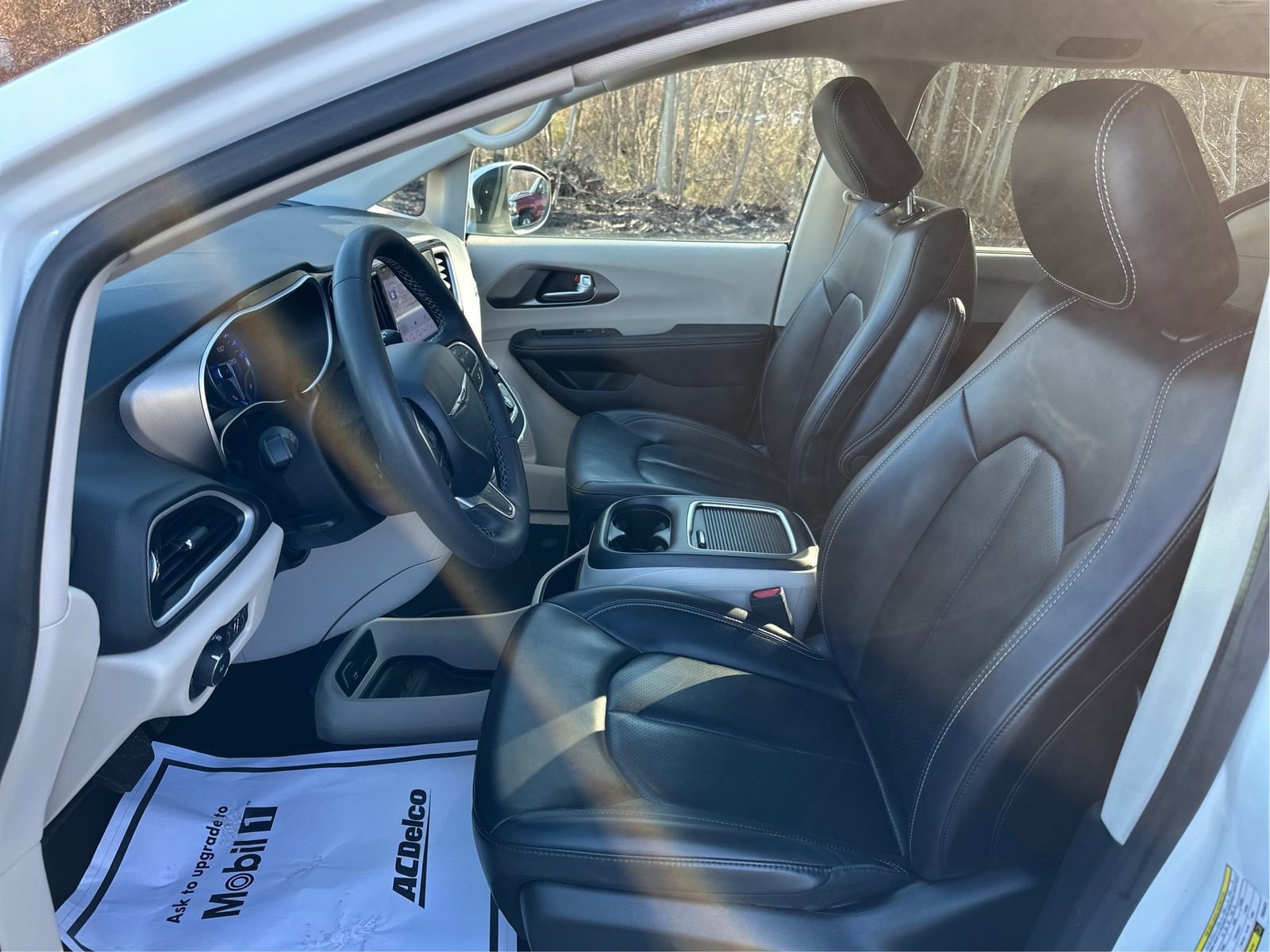 Used 2023 Chrysler Pacifica Touring-L FWD image 9