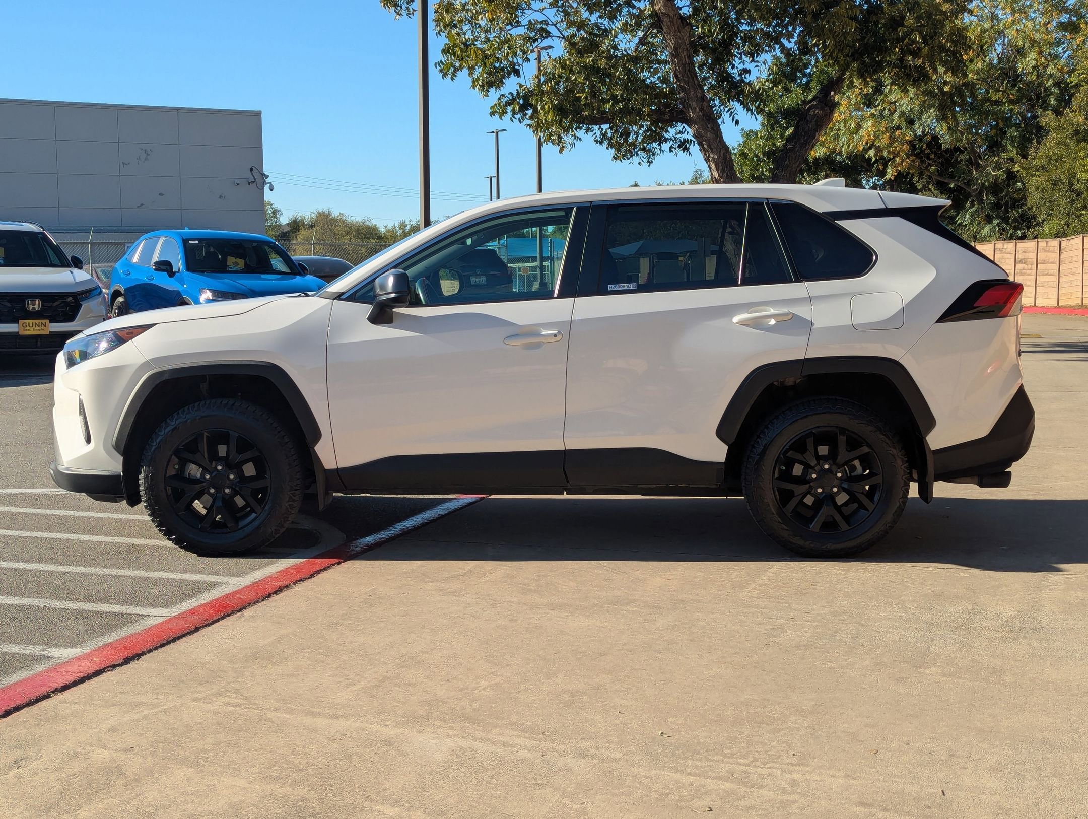Used 2022 Toyota RAV4 LE image 7