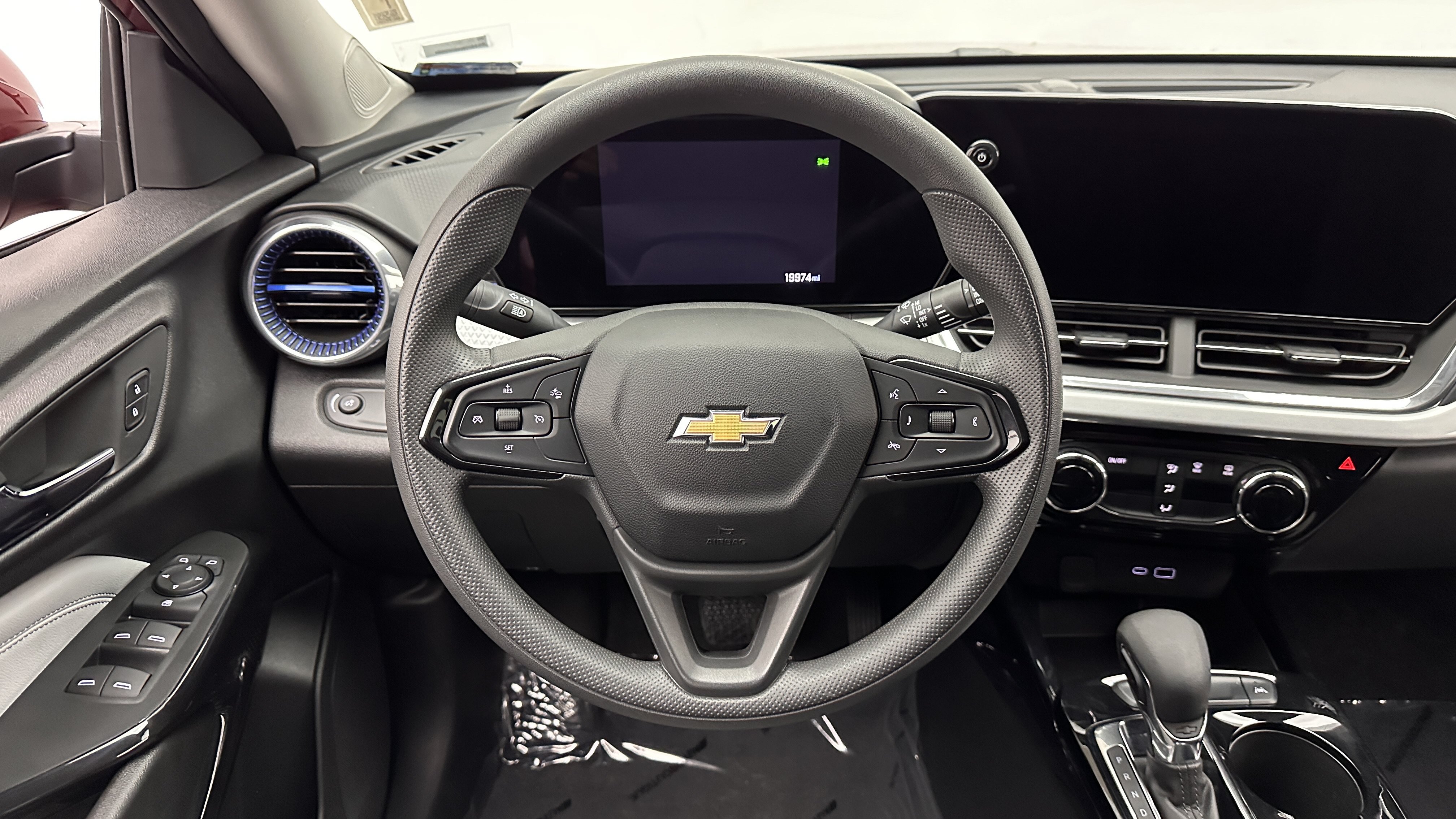 Used 2025 Chevrolet Trax LT FWD image 24