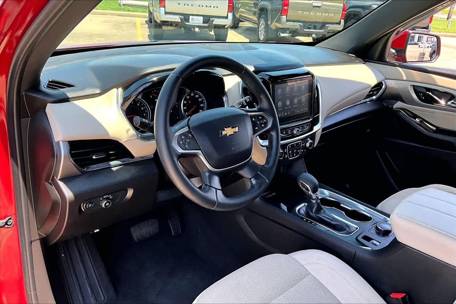 Used 2023 Chevrolet Traverse LT FWD image 15