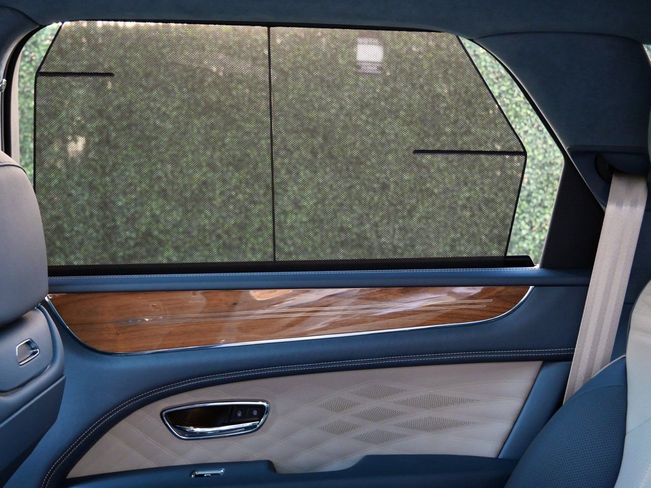 Used 2025 Bentley Bentayga image 23