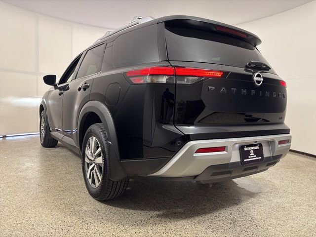 Used 2025 Nissan Pathfinder SL w/ Black Appearance Package image 12