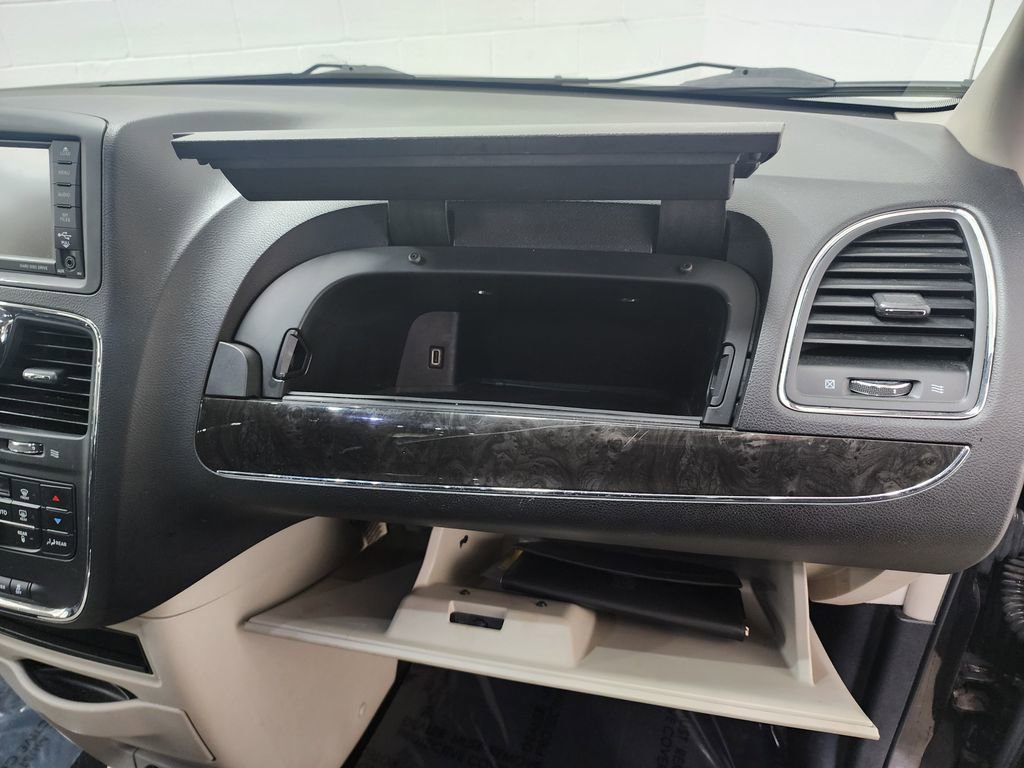 Used 2014 Chrysler Town & Country Touring image 30