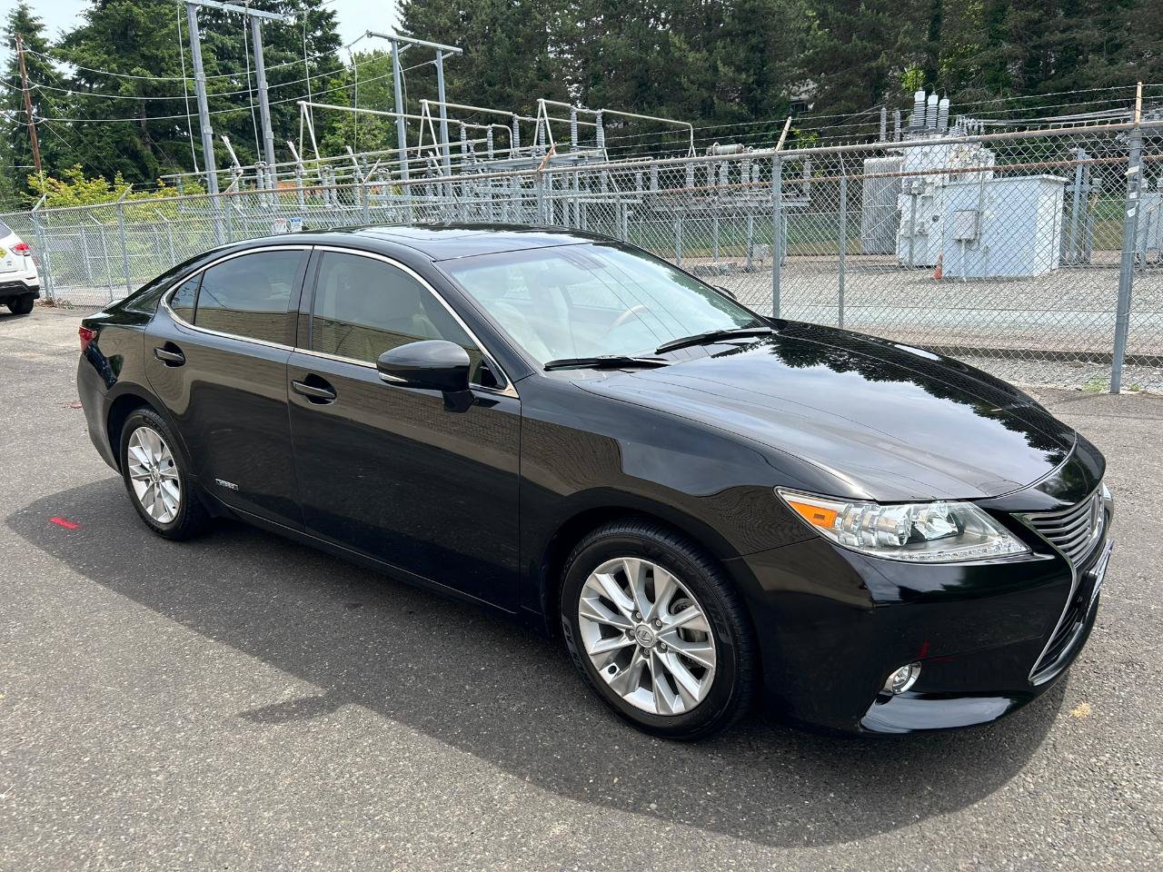 Used 2014 Lexus ES 300h w/ Luxury Package w/Bamboo Trim FWD image 3