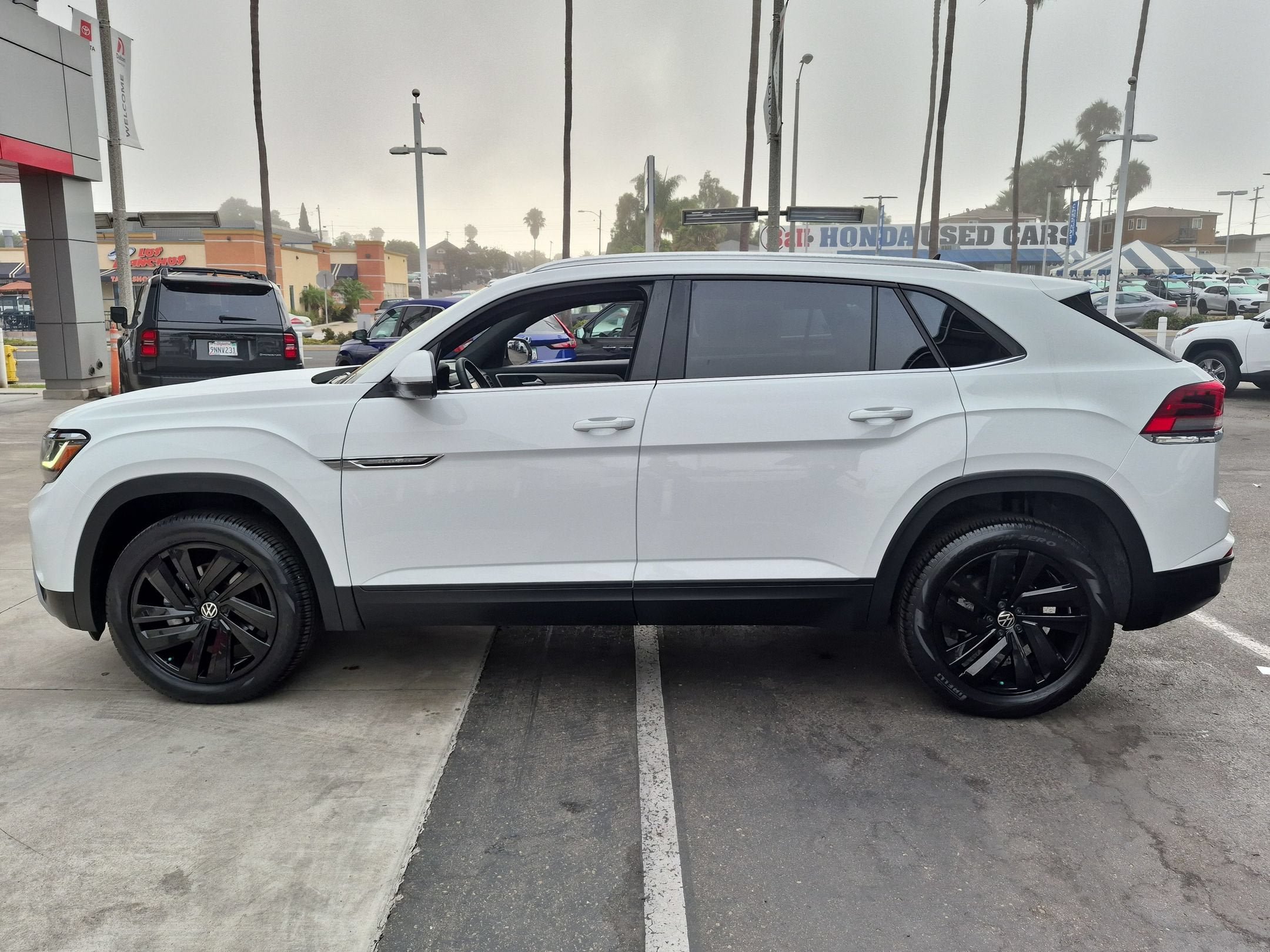 Used 2023 Volkswagen Atlas Cross Sport SE w/ Panoramic Sunroof Package AWD/4WD image 4