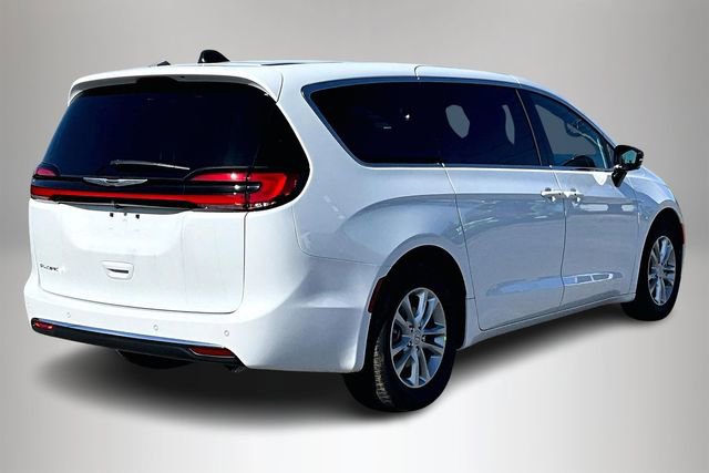 New 2026 Chrysler Pacifica Select image 5