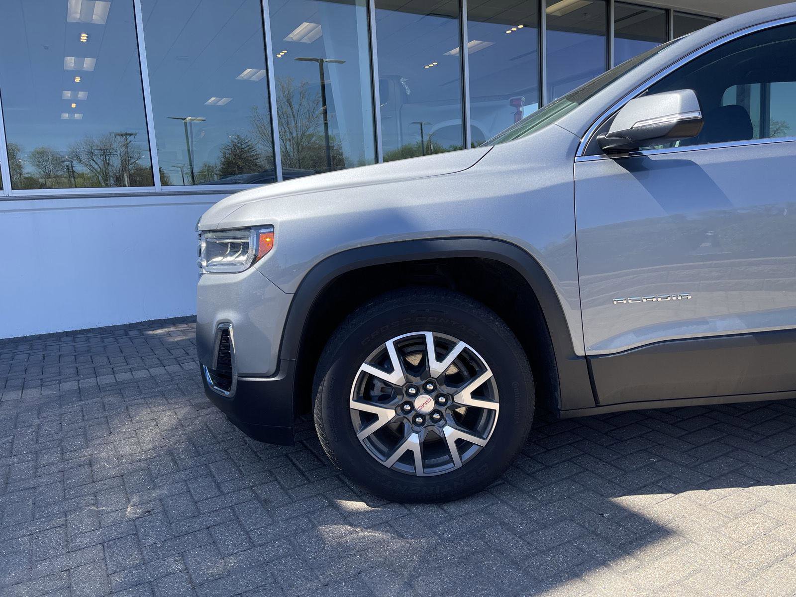 Used 2023 GMC Acadia SLE w/ Driver Convenience Package FWD image 9