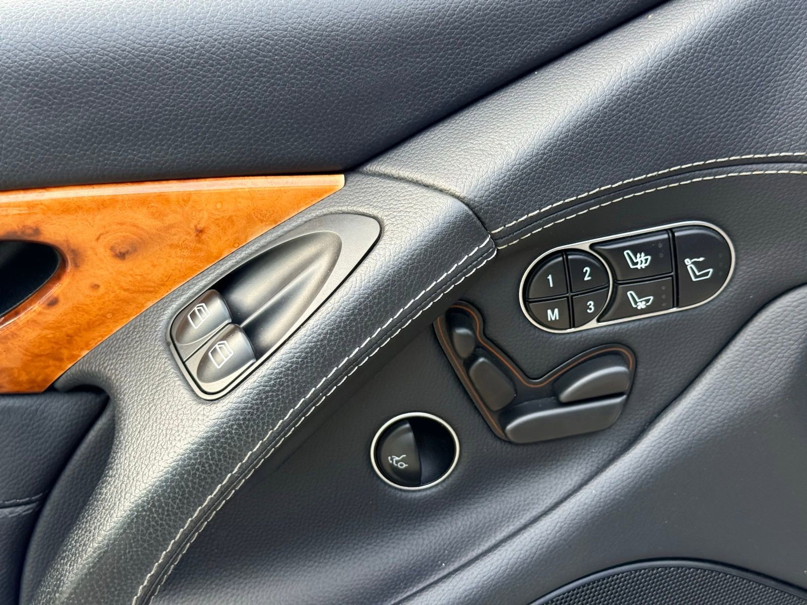 Used 2011 Mercedes-Benz SL 550 image 17
