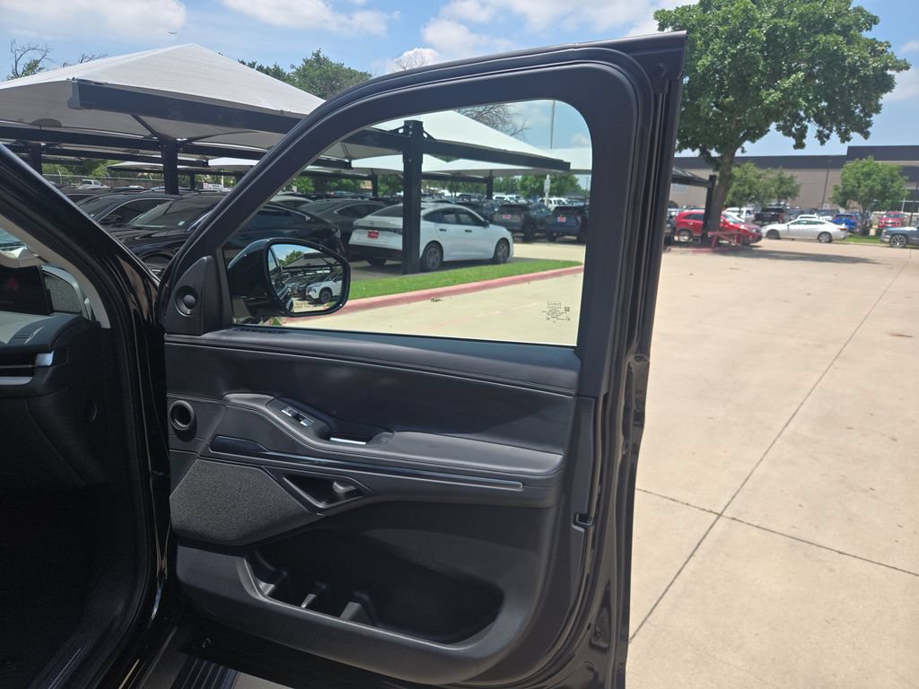 Used 2026 Lincoln Navigator Reserve AWD/4WD image 12