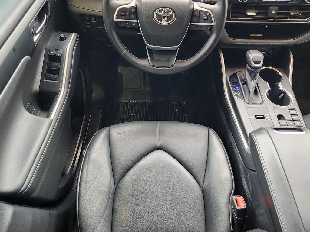 Used 2023 Toyota Highlander XLE image 11