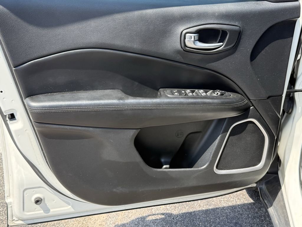 Used 2019 Jeep Compass Latitude FWD image 10